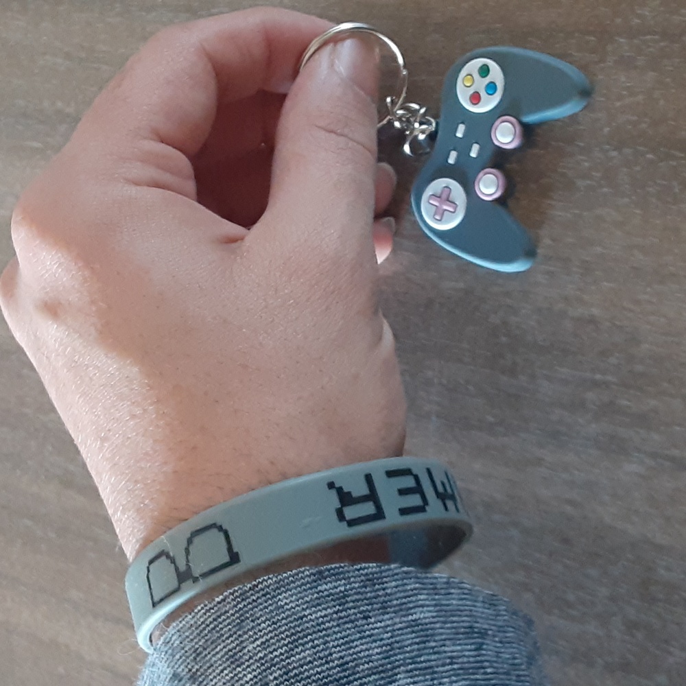 Bundle of Keychain and Bracelets for Gamers - Picture 3 of 9